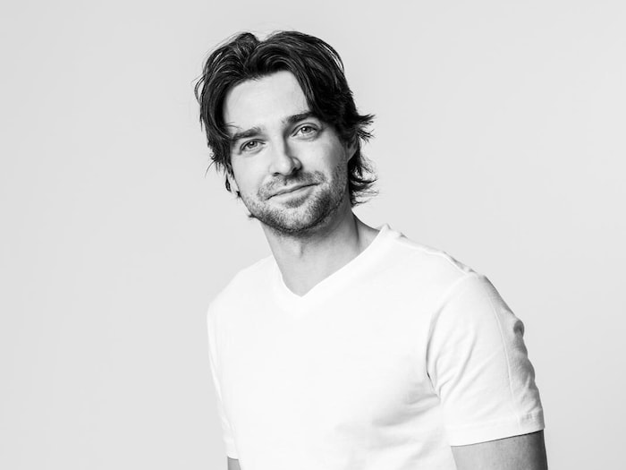 Auch der deutsche Schauspieler Dominik Brünnig ist Teil des Casts.