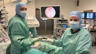 Oberarzt Matthias Stark und Manuela Pürzl bei der endoskopischen Wirbelsäulenoperation im ...