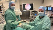 Oberarzt Matthias Stark und Manuela Pürzl bei der endoskopischen Wirbelsäulenoperation im ...