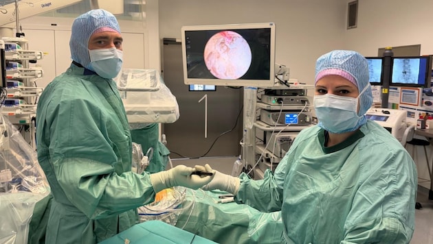 Oberarzt Matthias Stark und Manuela Pürzl bei der endoskopischen Wirbelsäulenoperation im ...