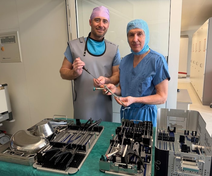 Oberarzt Matthias Stark und Primarius Alfred Ungersböck begutachten die Instrumente für die ...