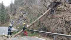 Die Weizklamm (B64) bleibt zumindest bis Dienstag für den Verkehr gesperrt. 