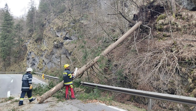 Die Weizklamm (B64) bleibt zumindest bis Dienstag für den Verkehr gesperrt.