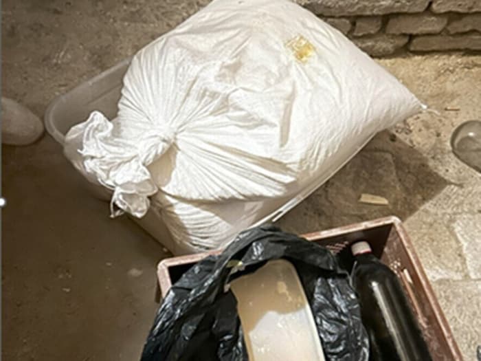 Bilder der Polizei NÖ: Gut versteckt wurde bei der Durchsuchung alles Mögliche an chemischen ...