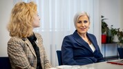 Eva-Maria Holzleitner und Anna Sporrer sagen Deepfakes den Kampf an.
