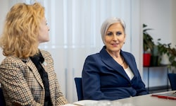 Eva-Maria Holzleitner und Anna Sporrer sagen Deepfakes den Kampf an.