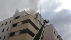 Hoch oben im vierten Stock war eine Küche in Brand geraten.