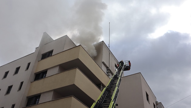 Hoch oben im vierten Stock war eine Küche in Brand geraten.