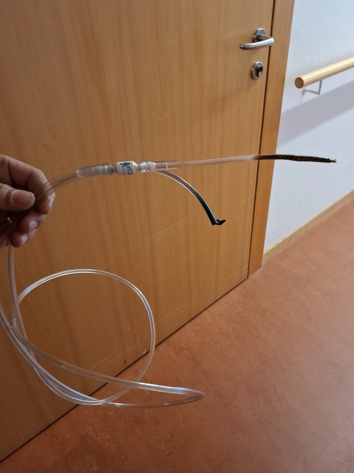 Der in Brand geratene Schlauch nach dem Vorfall