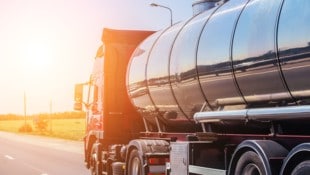 Branchenexperten zufolge exportierte das Land 2025 fast fünf Millionen Tonnen Benzin. Das ...