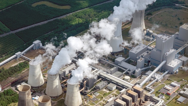 Das Braunkohlekraftwerk in Lausitz, im Osten des Landes, ist seit über 50 Jahren in Betrieb, ...