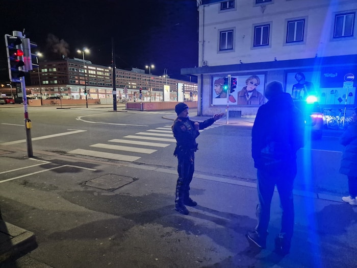 Eine Polizistin vor Ort stoppt Passanten am Weg zum Hauptbahnhof.