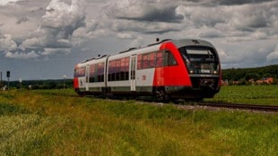 Dunkle Wolken ziehen über der Thermenbahn auf. 