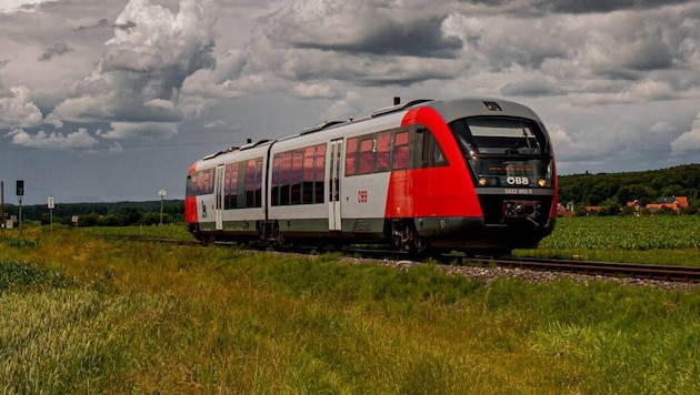 Dunkle Wolken ziehen über der Thermenbahn auf.