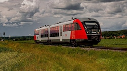 Dunkle Wolken ziehen über der Thermenbahn auf. 
