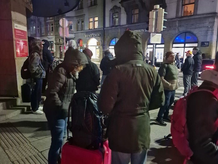 Reisende in der Salurner Straße warteten in der Kälte auf die Entwarnung.