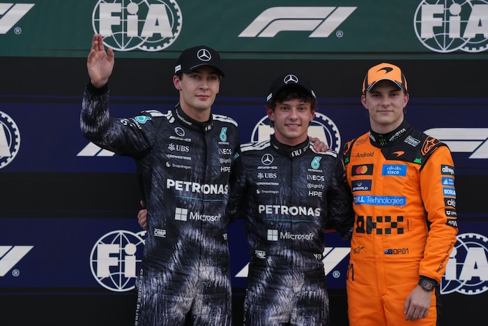 „Pole“-Mann Kimi Antonelle (Mitte) mit dem Zweitplatzierten George Russell (links) und Osca ...