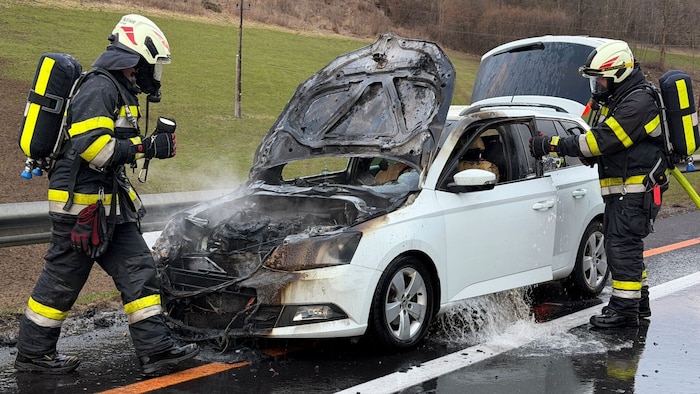 Der Motorraum brannte komplett aus.