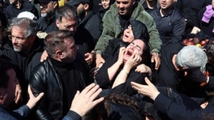 Große Trauer bei der Beerdigung von Kriegsopfern in Teheran