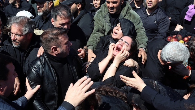 Große Trauer bei der Beerdigung von Kriegsopfern in Teheran