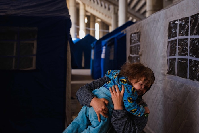 Eine vertriebene Frau schließt ihr Kind in Beirut in die Arme.