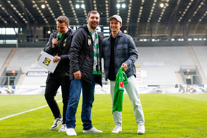 Lamparter (re.) bekam von der WSG Tirol ein Spezialtrikot überreicht.