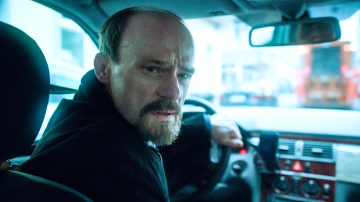 Taxler Tauber (Gerhard Liebmann) ist nicht nur Brocks Chauffeur, sondern auch sein einzig ...