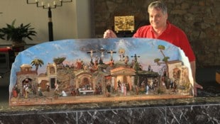 Hermann Bidner baute in 260 Arbeitsstunden diese Passionskrippe, die er bereits in ...