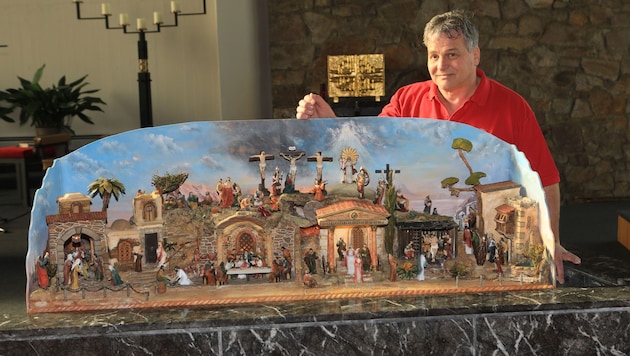 Hermann Bidner baute in 260 Arbeitsstunden diese Passionskrippe, die er bereits in ...