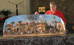 Hermann Bidner baute in 260 Arbeitsstunden diese Passionskrippe, die er bereits in ...