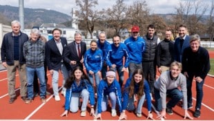 Übergabe der sanierten Leichtathletiklaufbahn mit LH Peter Kaiser, Bgm. Günther Albel, Obmann ...