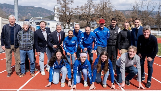 Übergabe der sanierten Leichtathletiklaufbahn mit LH Peter Kaiser, Bgm. Günther Albel, Obmann ...