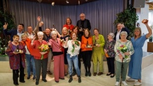 Die Siegerinnen des Wettbewerbs: Traude Veran (1. Reihe, 1.von links), Martha Hansl, Anneliese ...