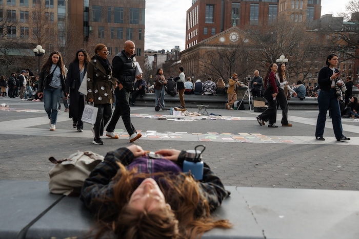 Viele suchen nach Ablenkung – in New York werden die Sonnenstrahlen genossen.