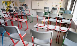 16 Jahre lang war eine Lehrerin in Deutschland krankgeschrieben. Nebenbei arbeitete sie als ...