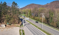 An der Unfallstelle gegenüber der Auffahrt zum Shopping-Nord-Parkdeck befindet sich kein Gehweg.