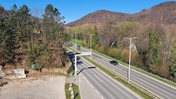 An der Unfallstelle gegenüber der Auffahrt zum Shopping-Nord-Parkdeck befindet sich kein Gehweg.