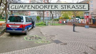 Krone KREATIV/Gerhard Bartel, Martin Jöchl Ein leider gewohntes Bild: eine Polizeistreife im Fritz-Imhoff-Park, unweit der Gumpendorfer ...