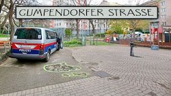 Ein leider gewohntes Bild: eine Polizeistreife im Fritz-Imhoff-Park, unweit der Gumpendorfer ...