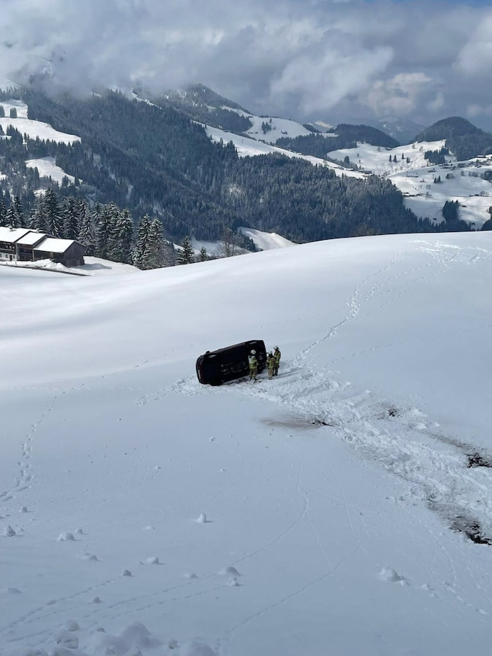 Das Unfallauto kam auf der Beifahrerseite liegend zum Stillstand.