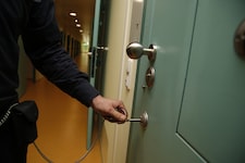 Häfenreport über hohe Kosten und flüchtige Straftäter.