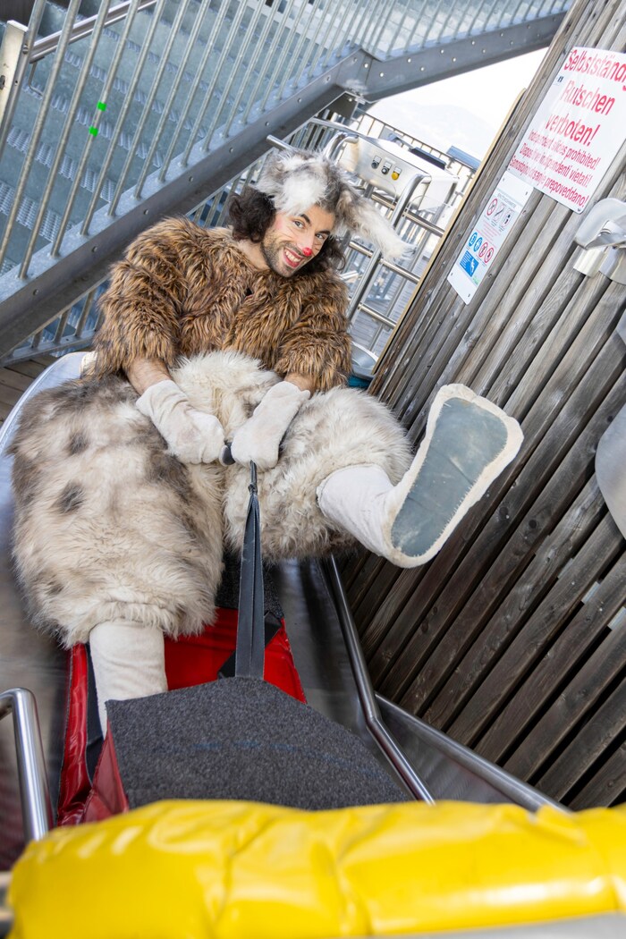 Als Osterhase fühlt sich Manuel Dragan am Pyramidenkogel sichtlich wohl.