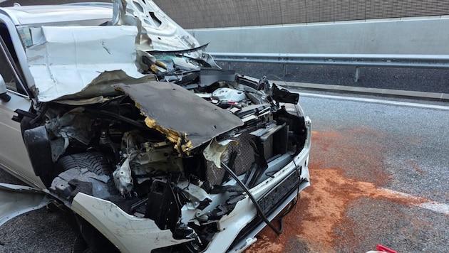 Der Frontbereich des Pkw wurde massiv zerstört.