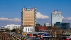 Ein stiller Riese ragt in den Himmel: Der ehemalige APA-Turm wird von der Stadt nun sanft aus ...