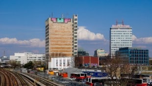 Ein stiller Riese ragt in den Himmel: Der ehemalige APA-Turm wird von der Stadt nun sanft aus ...