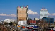 Ein stiller Riese ragt in den Himmel: Der ehemalige APA-Turm wird von der Stadt nun sanft aus ...