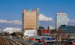 Ein stiller Riese ragt in den Himmel: Der ehemalige APA-Turm wird von der Stadt nun sanft aus ...
