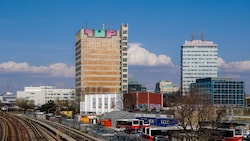 Ein stiller Riese ragt in den Himmel: Der ehemalige APA-Turm wird von der Stadt nun sanft aus ...