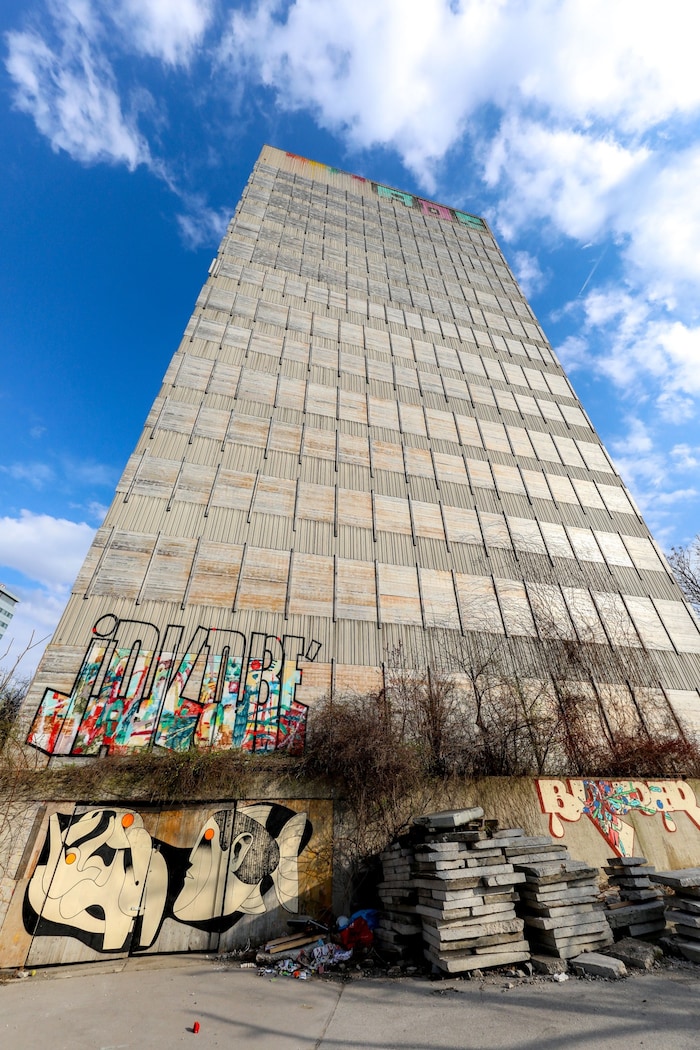 Verschlagene Fenster, Graffiti und der Zahn der Zeit haben die Bauruine in ein echtes ...