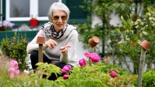 Barbara Frischmuth in ihrem Garten in Altaussee im Jahr 2021.